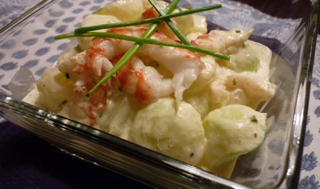 Ensalada de pepino y gambas con curry