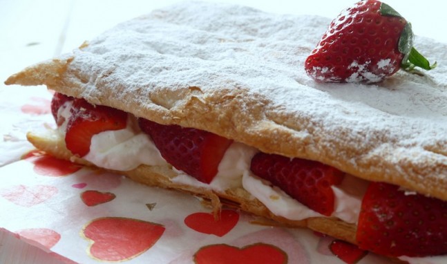 Tarta de hojaldre con fresas y nata