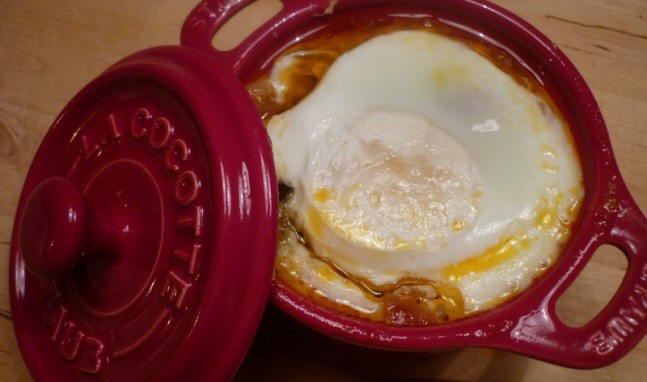 Huevos con samfaina en cocotte